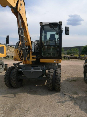 LIEBHERR A 910 Compact Mobilbagger rent