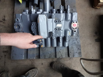 Liebherr Ventilblock 5612975 Ersatzteil - Ventilblock mieten