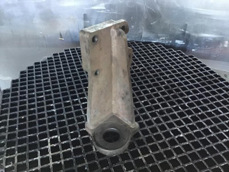 Liebherr Halterung vorne rechts 10054800 Ersatzteil - Motor-Ersatzteile rent