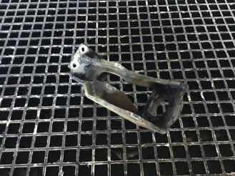 Liebherr Halterung vorne rechts 94072121 Ersatzteil - Motor-Ersatzteile rent