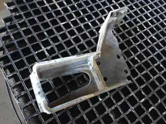 Liebherr Halterung hinten rechts 94063185 Ersatzteil - Motor-Ersatzteile rent