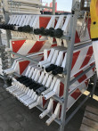 Verkehrsschilder und Absperrmaterial
