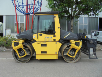 Bomag Tandemwalze BW 154 AP-4 mit Präzisionsstreuer rent