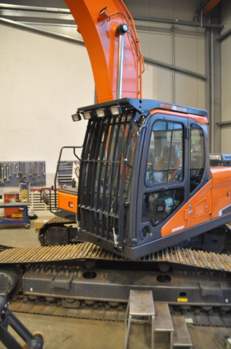 Wolf Doosan Kabinenschutz Abbruchgitter Cabin protection mieten