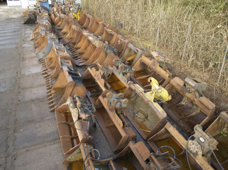 diverse u.a. CAT, LEHNHOFF, VOLVO Tieflöffel, Greifer, Grabenräumer, Hämmer mieten